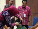 bupati-grobogan-sri-sumarni-memotong-rambut-dua-kades-gondrong.jpg