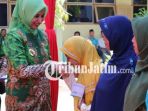bupati-jember-faida-bagikan-kis_20180414_102352.jpg