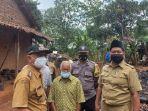 bupati-jepara-dian-kristiandi-menjenguk-giyono-81-warga-desa-guyangan-kecamatan-bangsri.jpg