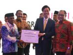 bupati-khalilurrahman-terima-penghargaan-entrepreneur-award-2018_20181207_045757.jpg