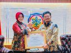 bupati-klaten-sri-mulyani-saat-menerima-penghargaan-adhikarya.jpg