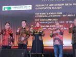 bupati-klaten-sri-mulyani-saat-menerima-penghargaan-top-bumd-awards-2023.jpg