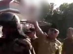 bupati-konawe-kery-saiful-mengacungkan-pistol-di-depan-satpol-pp-saat-upacara.jpg