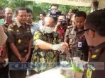 bupati-kutai-timur-ismunandar-musnahkan-narkoba_20170216_094448.jpg