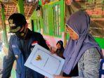 bupati-majalengka-karna-sobahi-memberikan-santunan-kepada-istri-dari-su.jpg