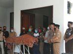 bupati-melepas-jenazah-sekda-garut.jpg