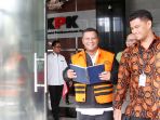 bupati-mojokerto-diperiksa-kpk_20180518_164836.jpg