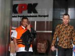 bupati-mojokerto-jalani-pemeriksaan-lanjutan_20180718_192632.jpg