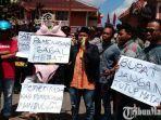 bupati-pamekasan-baddrut-tamam-diberi-kado-celana-dalam-dan-bra.jpg