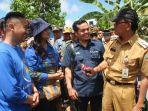bupati-pesisir-barat-dr-drs-agus-istiqlal-sh-mh-paling-kanan-berbincang-deng.jpg