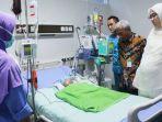 bupati-purwakarta-anne-ratna-mustika-saat-menjenguk-bayi-yang-dikubur-hidup-hidup.jpg
