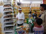 bupati-purwakarta-dedi-mulyadi-berbelanja-telur_20170416_095308.jpg