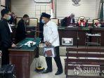 bupati-sidoarjo-nonaktif-saiful-ilah-usai-menjalani-sidang-d.jpg