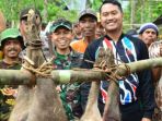 bupati-sinjai-a-seto-saksikan-warganya-tombak-hama-babi-y_20181104_162825.jpg