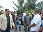 bupati-solok-epyardi-asda-saat-ke-pabrik-aqua-solok-nagari-batang-baru.jpg