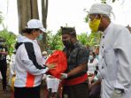 bupati-tabanan-serahkan-bantuan-korban-tanah-longsor_20201015_064355.jpg