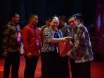 bupati-tabanan-terima-penghargaan-kabupaten-peduli-ham_20181212_132640.jpg