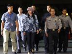 bupati-talaud-sri-wahyumi-yang-terjaring-ott-tiba-di-kpk_20190430_225051.jpg