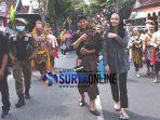 bupati-trenggalek-mochamad-nur-arifin-bersama-istri-dan-anaknya.jpg