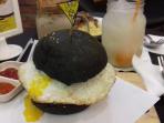 burger-hitam-arang-bambu-jepang_20151023_104138.jpg