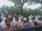 buruh-bawa-bendera-kuning-geruduk-kantor-anies.jpg