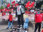 buruh-bawa-patung-tikus-berdasi-nih3.jpg