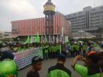 buruh-berkumpul-di-bundaran-majestyk-medan_1_20160428_122623.jpg