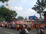 buruh-berkumpul-di-samping-gedung-tvri-senayan-nih3.jpg