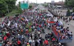 buruh-blokir-akses-masuk-pintu-tol-gayamsari-semarang_20141126_155814.jpg