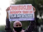 buruh-dan-mahasiswa-demo-tolak-ruu-omnibus-law_20200814_173208.jpg