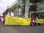buruh-darmo-blokade-jalan_20150106_140751.jpg