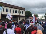 buruh-demo-di-kawasan-bintan-industrial-estate.jpg