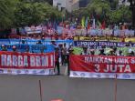 buruh-demo-tuntut-rp-3-juta-surabaya_20141106_161010.jpg