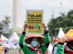 buruh-kembali-demonstrasi-desak-mk-batalkan-uu-cipta-kerja_20201229_154342.jpg