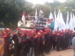 buruh-melakukan-aksi-unjuk-rasa_20160722_115147.jpg