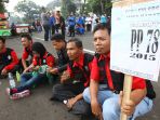 buruh-menunggu-keputusan-umk-jabar-tahun-2019_20181121_231602.jpg