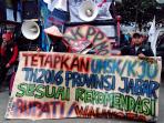buruh-unjuk-rasa_20151215_220740.jpg