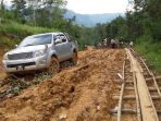 buruknya-jalan-di-sungkung_20170416_075743.jpg