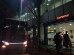 bus-akap-menurunkan-penumpang-pulo-gebang-nih3.jpg