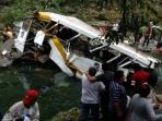 bus-masuk-jurang_20160111_164239.jpg