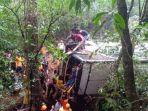 bus-pariwisata-masuk-jurang-di-magetan.jpg