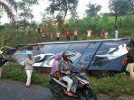 bus-pariwisata-mengalami-kecelakaan-lalulintas-terguling-di-salib-putih.jpg