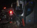 bus-rosalia-indah-tabrakan-dengan-avanza.jpg