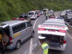 bus-sang-engon-diduga-salah-ambil-jalur-di-jalan-tol_20150220_191601.jpg