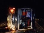 bus-terbalik-di-trans-kalimantan_20171219_100328.jpg