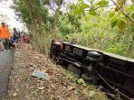 bus-terguling-dan-masuk-jurang_1.jpg