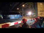 bus-tni-terobos-palang.jpg