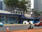 bus-transjakarta-di-halte-gelora-bung-karno_20181006_230702.jpg