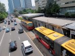 bus-transjakarta-koridor-i-berjalan-beiringan_20151120_113449.jpg