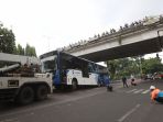bus-transjakarta-menambrak-pembatas-jalan_20220211_132051.jpg